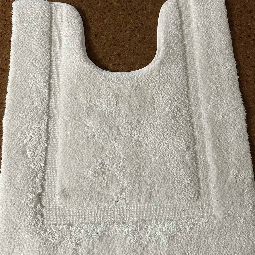 Plush Luxurious White Bathroom Mat